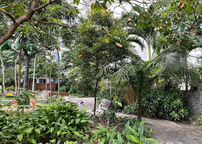 Vibrant 1br Acqua Livingstone With Netflix, Pool & Gym Manila