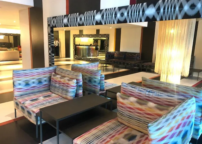 Vibrant 1br Acqua Livingstone With Netflix, Pool & Gym Manila